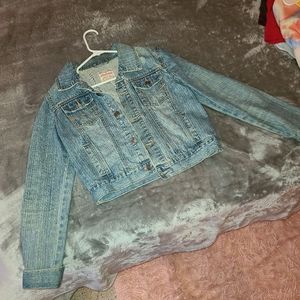 Arizona Jean Jacket. Size Medium. Faded blue jean.